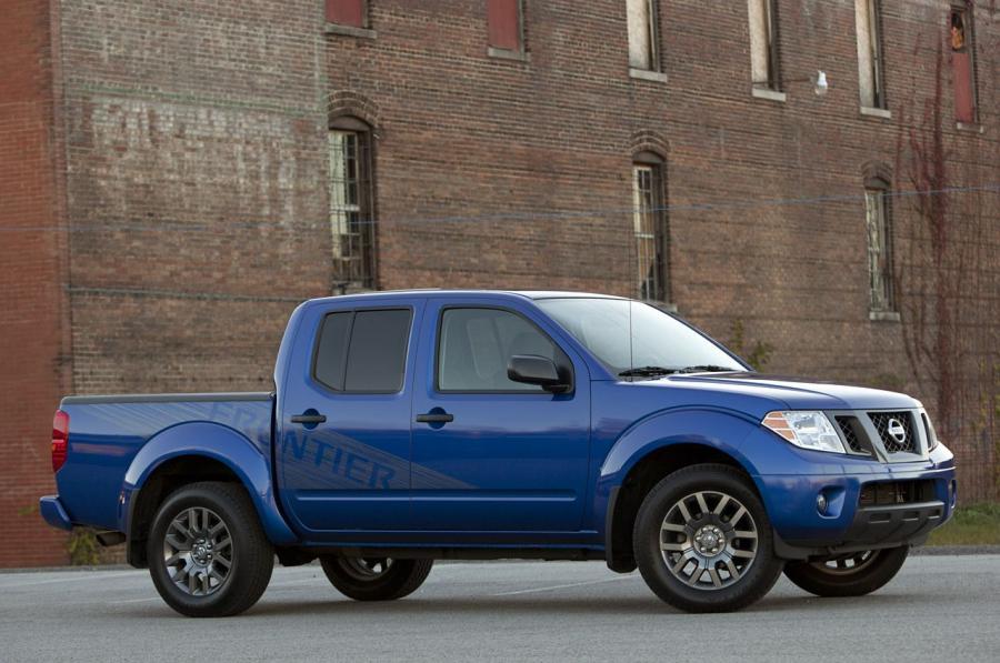  Nissan Frontier Crew Cab 4x4 2012 года  (фото 18 из 30)